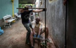 Des artisans creusent un puits à la main dans la cour d'un restaurant à Matanzas, Cuba, le 2 octobre 2026