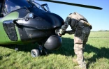 Le pilote d'un hélicoptère français Caïman procède à des vérifications avant un exercice militaire à Semoutiers-Montsaon, en Haute-Marne, le 23 avril 2026 