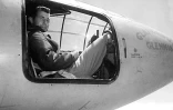 L'aviateur américain Charlie "Chuck" Yeager en 1948 à bord de son Bell X-1