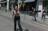 Une Femen manifeste à proximité de l'Elysée avant l'arrivée des ministres pour la réunion hebdomadaire du cabinet, le 7 juillet 2020 à Paris