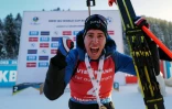 La joie du Français Quentin Fillon-Maillet, vainqueur de la poursuite, comptant pour la Coupe du monde de biathlon, le 18 décembre 2021 au Grand Bornand