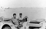 Photo montrant le lieutenant Hubert Germain (G) et le capitaine Paul Arnault, en 1942 près d'El-Alamein, en Egypte, diffusée par le Musée de l'Ordre de la Libération