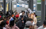 Des demandeurs d'asile font la queue dans l'espoir d'entrer aux Etats-Unis au poste frontière de San Ysidro, à la frontière américano-mexicaine, le 31 mai 2023
