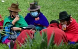 Des manifestants indigènes se reposent non loin du Parlement, à Quito le 26 juin 2022