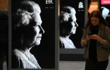 Des portraits de la reine Elizabeth II dans un centre commercial d'Edimbourg, au lendemain de son décès, le 9 septembre 2022 en Ecosse