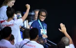 La Française Analia Pigrée (d) félicitée par ses coéquipières après sa médaille de bronze sur le 50 m dos des Mondiaux de Budapest, le 22 juin 2022