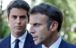 Le président Emmanuel Macron (d) et le ministre de l'Education nationale Gabriel Attal lors d'une visite au lycée professionnel de l'Argensol, le 1er septembre 2023 à Orange, dans le Vaucluse