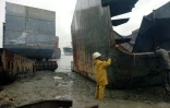Des employés sur le site de démolition navale de Sitakundu, dans le district de Chittagong, le 29 juillet 2008 au Bangladesh