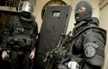 Des policiers de la BRI le 17 novembre 2015 au siège de la police avec l'équipement utilisé lors de l'intervention au Bataclan