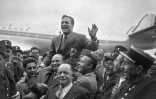Le boxeur Marcel Cerdan qui vient de remporter le titre de champion du monde des poids moyens devant l'américain Tony Zale, est accueilli triomphalement, le 1er octobre 1948 à l'aéroport d'Orly.