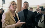 La cheffe de file des députés Rassemblement national à l'Assemblée, Marine Le Pen (g), s'adresse à la presse tandis que le président du parti, Jordan Bardella, l'écoute, à Paris, le 27 janvier 2025