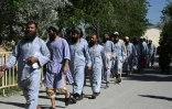 Des prisonniers talibans lors de leur libération de la prison de Bagram à environ 50 km au nord de Kaboul, le 26 mai 2020
