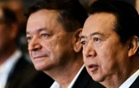 Alexandre Prokoptchouk (à gauche), candidat russe à la présidence d'Interpol, et Meng Hongwei, ancien patron de cette organisation, photographiés à Singapour le 4 juillet 2017