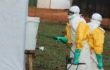 Opération de désinfection de toilettes au centre de traitement d'Ebola à Lokolia en RDC, le 5 octobre 2014