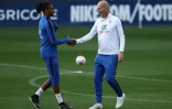 Le sélectionneur Zinédine Zidane avec  Michael Olise pour sa première séance d'entraînement à la tête des Bleus à Clairefontaine, le 21 septembre 2026