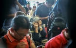 Des proches des familles du vol Lion Air à l'aéroport de Pangkal Pinang où l'appareil devait se poser le 29 octobre 2018
