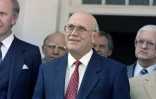 Frederik Willem de Klerk (C), alors ministre de l'Education en Afrique du Sud, le 12 août 1989