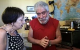 Photo prise lors d'une visite de la députée La France Insoumise (LFI) Andrée Taurinya (g) montrant le militant libanais pro-palestinien Georges Ibrahim Abdallah dans sa cellule de prison à Lannemezan, après que la  cour d'appel de Paris a ordonné sa libération, le 17 juillet 2025 dans les Hautes-Pyrénées 