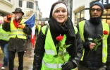 Des "gilets jaunes" avec une rose, en hommage aux victimes de Strasbourg, défilent le 15 décembre 2018 au Mans