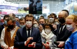 Le président Emmanuel Macron en visite au Salon de l'Agriculture pour rencontrer les représentants syndicaux le 26 février 2022 à Paris