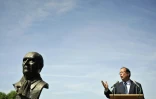 François Hollande devant une statue de François Mitterrand lors d'un discours prononcé le 10 mai 2011 à Chateau-Chinon à l'occasion du 30ème anniversaire de son élection 