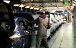 Un ouvrier sur une chaîne de montage le 3 février 2017 à l'usine Renault de Flins-sur-Seine 