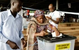 Une femme vote à Freetown, le 24 juin 2023 en Sierra Leone