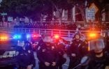 Les autorités ferment l'accès à un pont de Los Angeles alors que le couvre-feu imposé par la maire de la ville vient d'entrer en vigueur, le 10 juin 2025