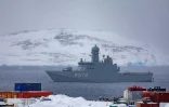 Le navire patrouilleur danois Lauge Koch navigue près de Nuuk, la capitale du Groenland, le 8 mars 2025