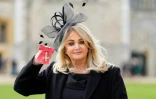 La chanteuse britannique Bonnie Tyler montre sa médaille après avoir été nommée membre de l'ordre de l'Empire britannique (MBE) lors d'une cérémonie au château de Windsor, le 1er février 2023