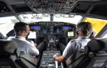 Les pilotes dans le cockpit du Boeing 737 MAX de la compagnie brésilienne Gol avant le décollage de l'appareil de l'aéroport de Guarulhos, près de Sao Paulo, le 9 décembre 2020