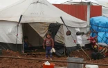 Un enfant devant une tente dans un camp de déplacés au nord de Sarmada, le 13 mars 2020 dans la province d'Idleb, dans le nord-ouest de la Syrie
