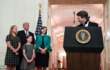 Brett Kavanaugh et sa famille, accompagnés de Donald Trump, lors de la cérémonie d'investiture de M. Kavanaugh à la Cour suprême des Etats-Unis, le 8 octobre 2018 à la Maison Blanche à Washington 