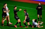 Le demi de mêlée toulousain Antoine Dupont (c), félicité par le demi d'ouverture Emile Ntamack, après son essai contre Bègles-Bordeaux, lors de leur match de Top 14, le 27 décembre 2020 à Toulouse