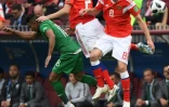 L'attaquant saoudien Salem Al-Dawsari (g) à la lutte avec les Russes Mario Fernandes (c) et Yuri Gazinskiy lors du match d'ouverture du Mondial, le 14 juin 2018 à Moscou   
