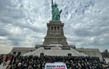 Des militants de Jewish Voice for Peace occupent le piédestal de la Statue de la Liberté le 6 novembre 2023 à New York, pour réclamer un un cessez-le-feu à Gaza