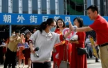 Des étudiants arrivent pour passer le gaokao,  l'examen national d'entrée à l'université, le 7 juin 2023 à Pékin