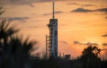 Photo de la Nasa diffusée le 21 avril 2021 montrant une fusée Falcon 9 de SpaceX avec l'appareil Crew Dragon à bord, au Kennedy Space Center en Floride