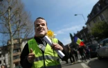 Un "gilet jaune" avec le masque de Macron défile à Rouen, le 6 avril 2019