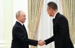 Image fournie par l'agence russe Sputnik du président russe Vladimir Poutine salue le ministre hongrois des Affaires étrangères Peter Szijjarto, à Moscou le 4 mars 2026