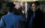 Le président américain Joe Biden (au centre) à son arrivée à l'aéroport à la veille du G20, le 8 septembre 2023 à New Delhi, en Inde