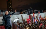 Özgür Özel, le chef du Parti républicain du peuple (CHP), principale force de l'opposition turque, lors d'un meeting à Istanbul, le 9 avril 2025