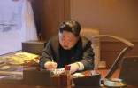 Photo prise le 6 février 2016, fournie par l'Agence de presse officielle nord-coréenne KCNA, de Kim Jong-Un signant un document lié au tir d'une fusée de longue portée, dans un lieu non connu en Corée du Nord