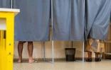 Des électeurs votent dans un isoloir au premier tour des législatives à Sainte Rose, en Guadeloupe, le 29 juin 2024