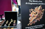 Des bijoux conçus par l'intelligence artificielle sont exposés sur un stand lors du sommet mondial sur l'intelligence artificielle à New Delhi, le 17 février 2026