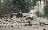 Une moto calcinée gît dans les ruines fumantes d'une habitation de Spokane (Etats-Unis) le 2 août 2026
