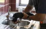 Avant son utilisation, le gilet rafraîchissant doit être immergé dans l'eau fraîche et essoré, le 12 août 2025 à Châtillon, au sud de Paris