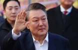 Le président sud-coréen Yoon Suk Yeol, suspendu de ses fonctions, salue ses partisans en sortant de prison le 8 mars 2025, au centre de détention d'Uiwang