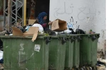 Une Tunisienne trient des déchets dans un quartier populaire en banlieue de la capitale Tunis, le 30 avril 2018