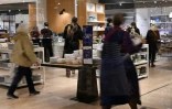 Des clients dans un rayon du BHV pendant les soldes d'hiver, le 8 janvier 2025 à Paris